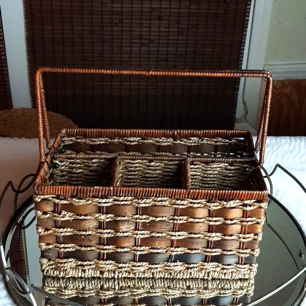 Picnic basket  Organizer Braided Wicker Metal Frame & Handles‎ New No Ta…